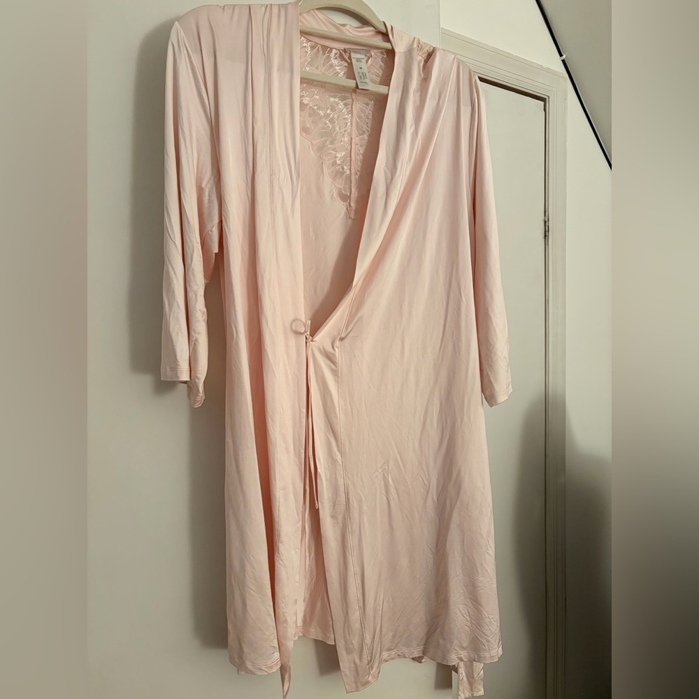 Hanro Pale Pink Lace-Trim Tie-Waist Robe - Picture 2 of 4